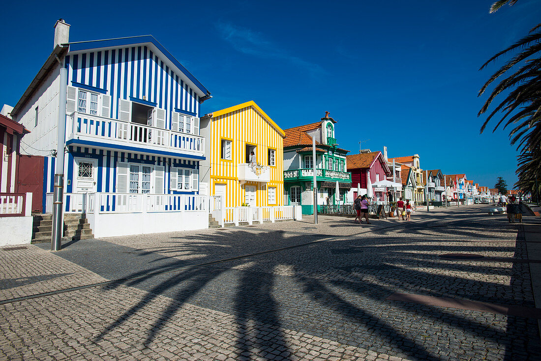Bunte Streifen verzieren traditionellen Strandhausstil auf Häusern in Costa Nova, Portugal, Europa