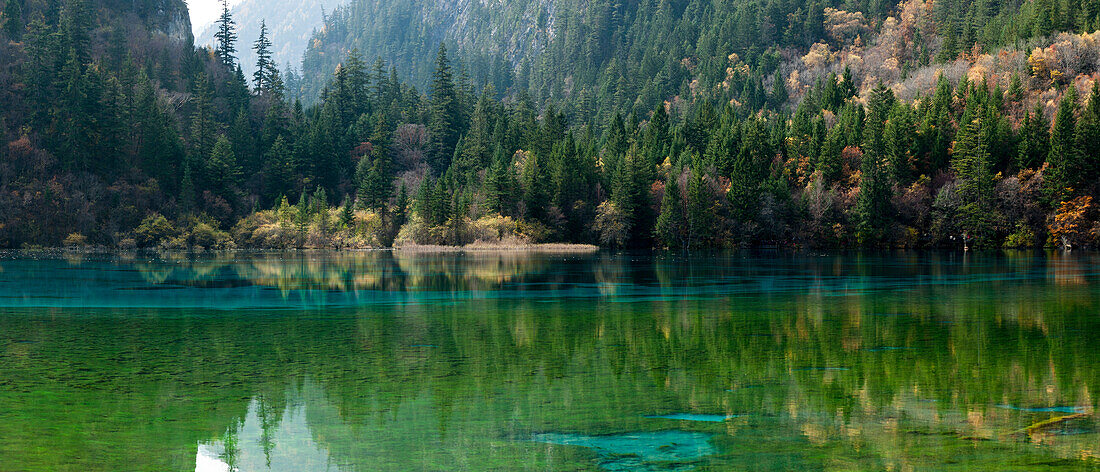 Jiuzhaigou am Rande des tibetischen Plateaus, bekannt für seine Wasserfälle und bunte Seen, befindet sich im Norden von Sichuan, China, Asien