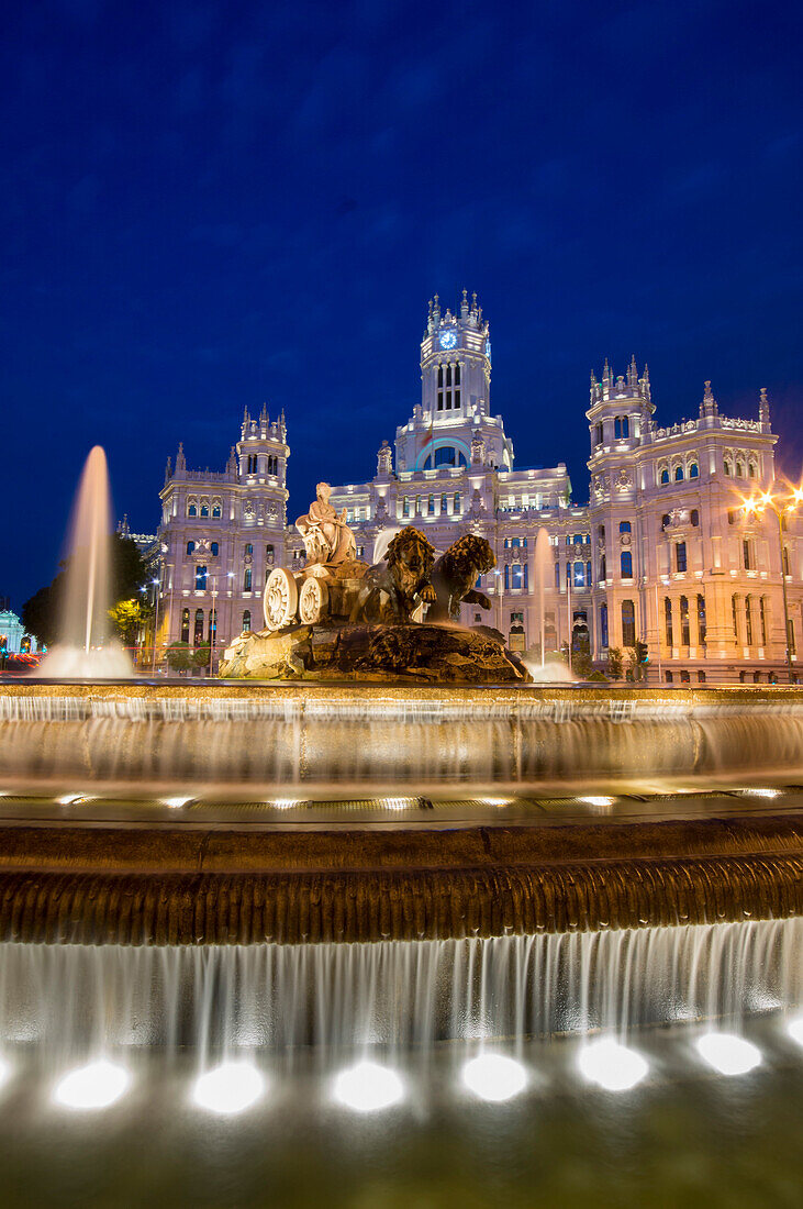 Brunnen und Plaza de Cibeles Palast (Palacio de Comunicaciones) in der Dämmerung, Plaza de Cibeles, Madrid, Spanien, Europa