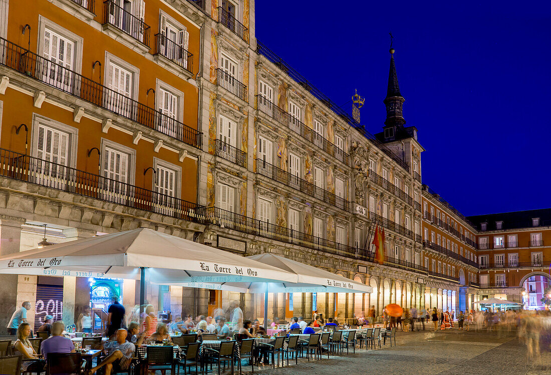 Plaza Mayor Cafes in der Dämmerung, Madrid, Spanien, Europa