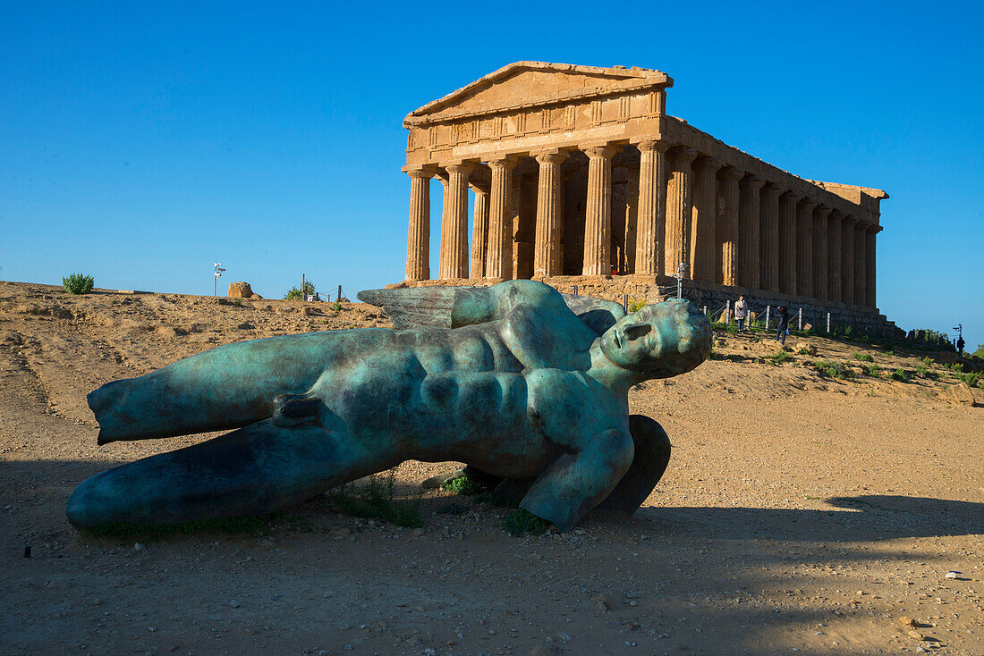 Moderne Skulptur von Ikarus vor dem Tempel von Concordia, Tal der Tempel, Agrigent, UNESCO Weltkulturerbe, Sizilien, Italien, Europa