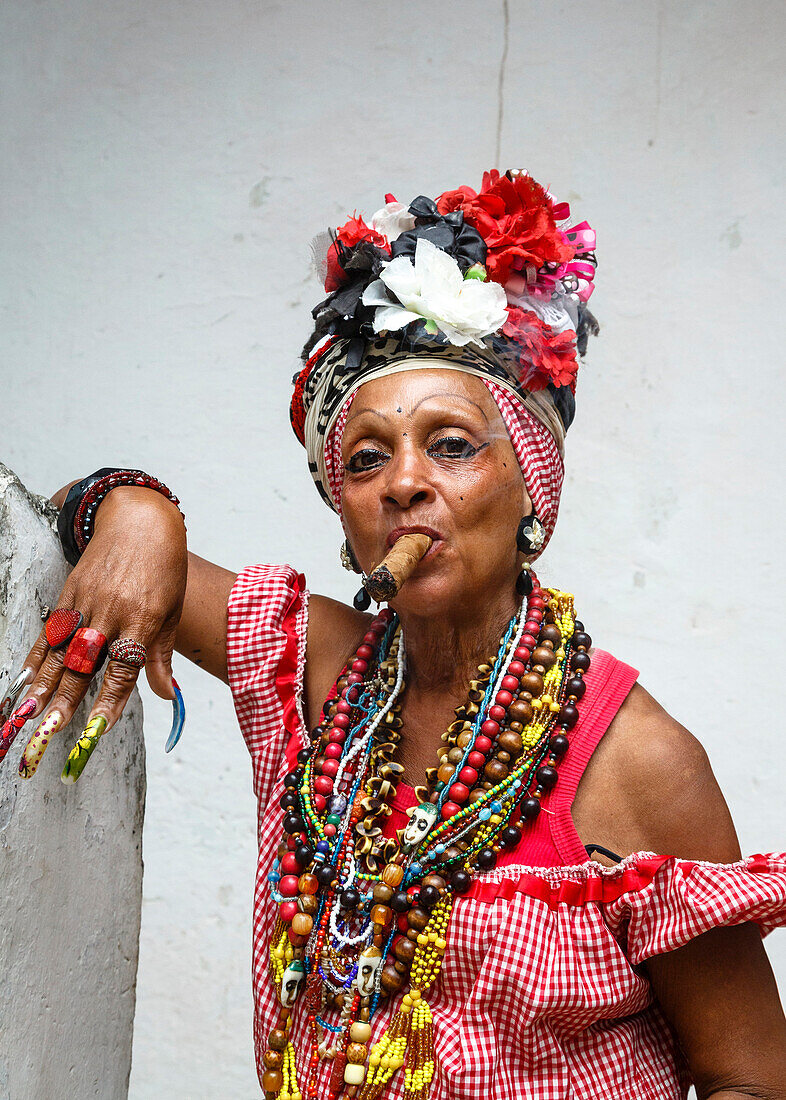 Frau raucht Zigarre, alte Havanna, Kuba, Westindische Inseln, Karibik, Mittelamerika