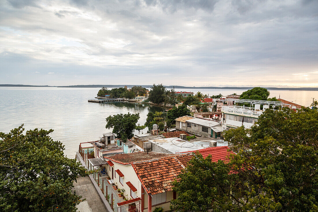 Blick über Punta Gorda und die Cienfuegos Bucht, Cienfuegos, Kuba, Westindische Inseln, Karibik, Mittelamerika