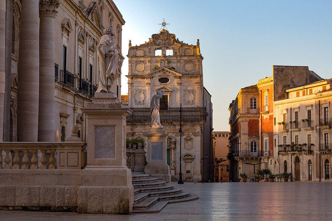 Die Kathedrale und die Piazza Duomo am frühen Morgen auf der kleinen Insel Ortygia, UNESCO Weltkulturerbe, Syrakus, Sizilien, Italien, Europa