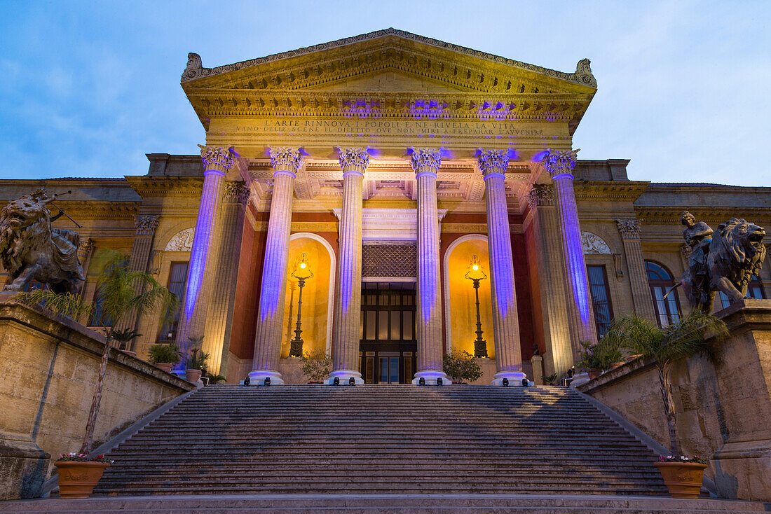 Eintritt in das Teatro Massimo in der Nacht, eines der größten Opernhäuser Europas, Palermo, Sizilien, Italien, Europa