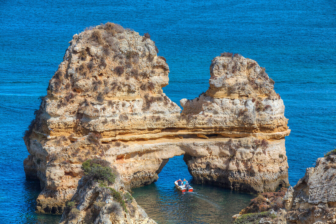Touristenboot Manövrier durch die Grotos von Ponta da Piedade, Algarve, Portugal, Europa