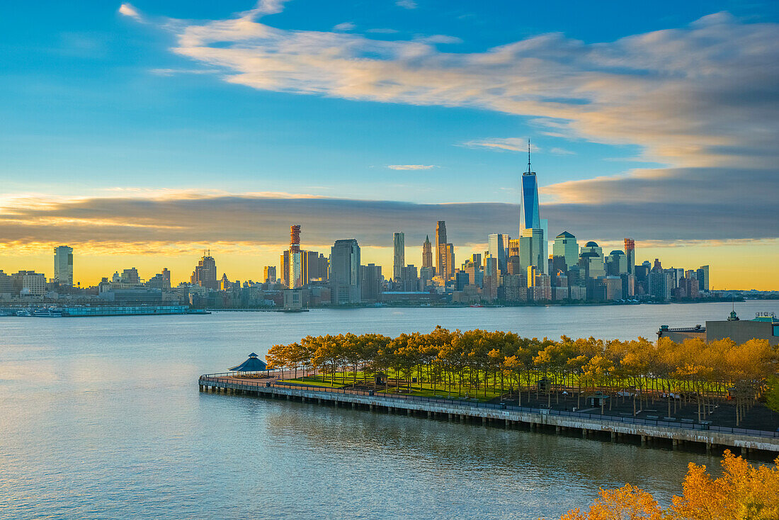 Manhattan, Lower Manhattan and World Trade Center, Freedom Tower in New York across Hudson River overlooking Pier A Park, Hoboken, New Jersey, United States of America, North America