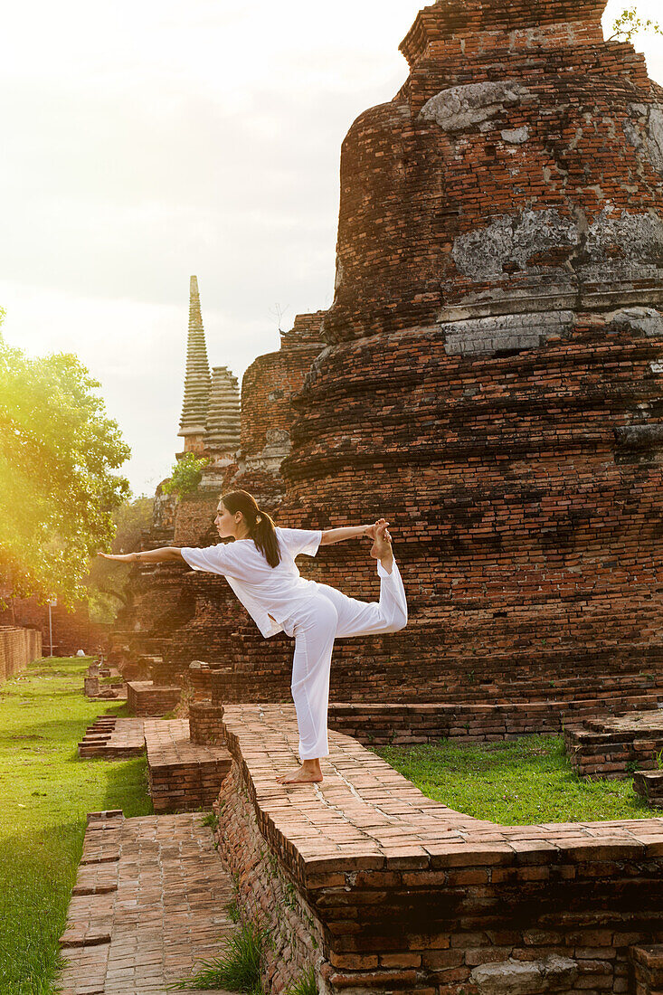 Yoga practitioner at a Thai temple, Thailand, Southeast Asia, Asia
