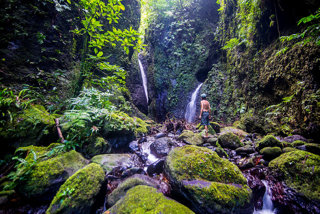 Mann Blick auf die Tafunsak Wasserfall, Kosrae, Föderierte Staaten von Mikronesien, Südpazifik