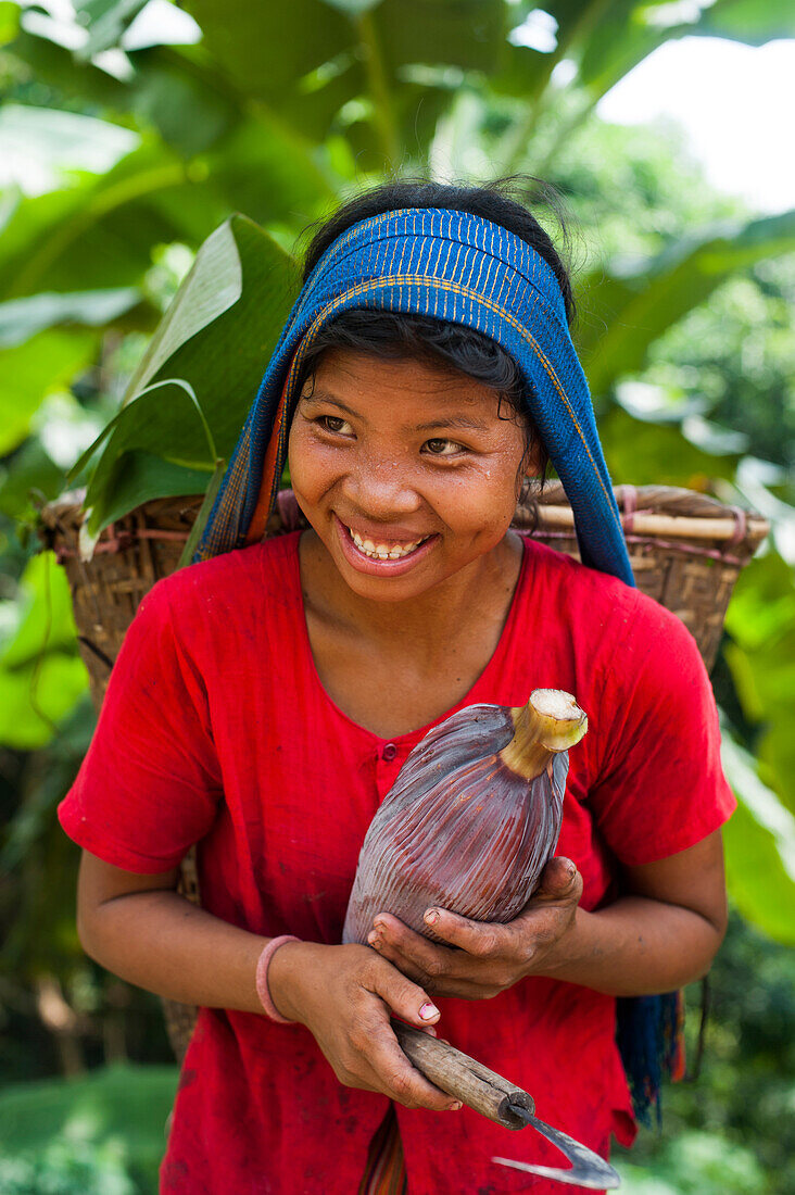 Ein Chakma-Mädchen im Rangamati-Gebiet in Bangladesch sammelt Bananenblüten, die verwendet werden, um Curry, Bangladesch, Asien zu machen