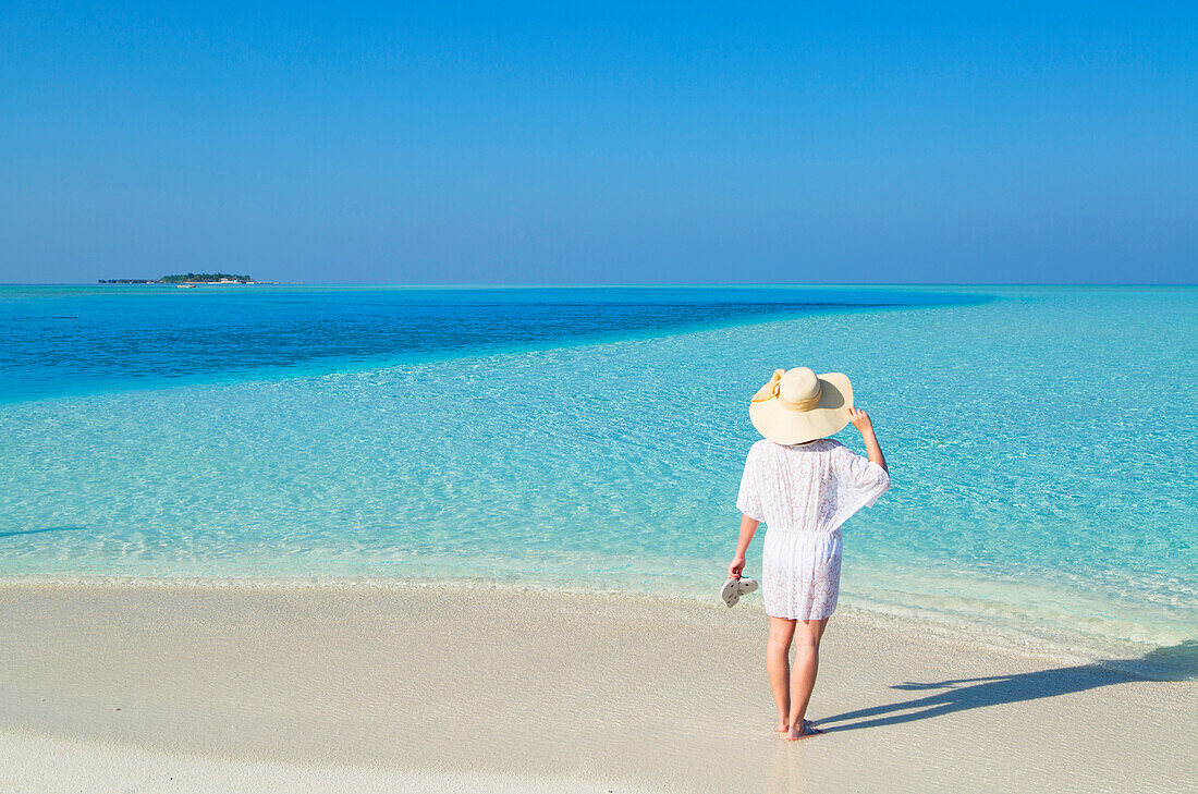 Frau auf Sandbank, Insel Rasdhoo, Nord-Ari-Atoll, Malediven, Indischer Ozean, Asien