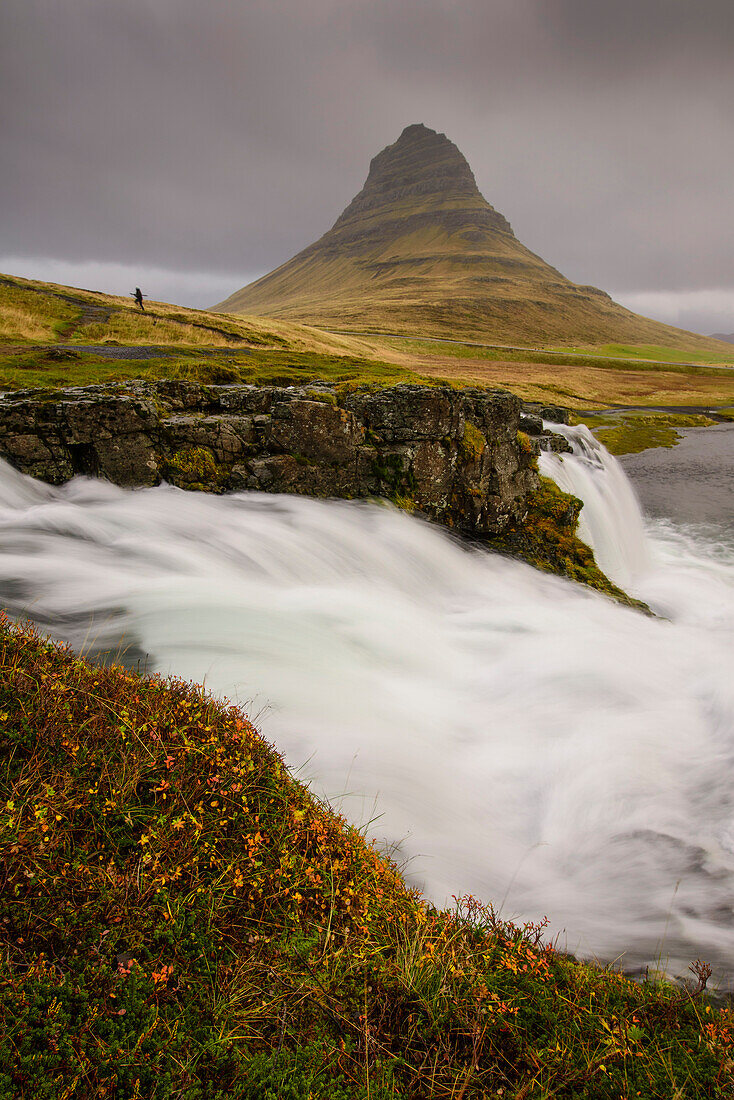 Kirkjufellsfoss im Herbst mit Wanderer zu zeigen, Skala, Island, Polar Regionen