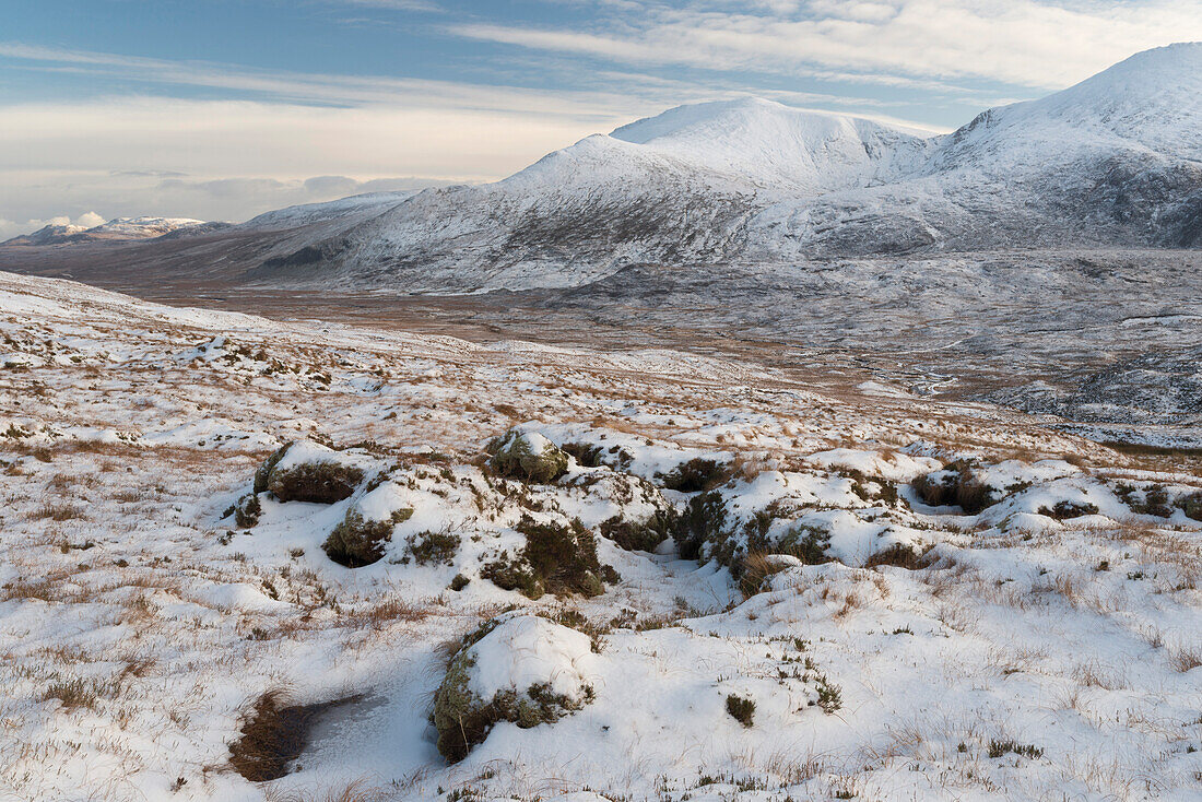 Ein Winter Blick auf die Sutherland Berge Beinn Spionnaidh und Cranstackie, Sutherland, Schottland, Großbritannien, Europa