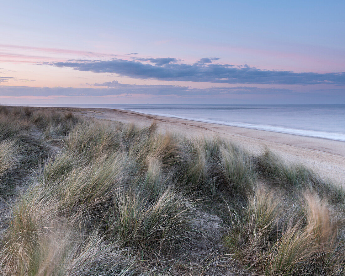 Subtile Dämmerungsfarben bei Winterton am Meer, Norfolk, England, Großbritannien, Europa