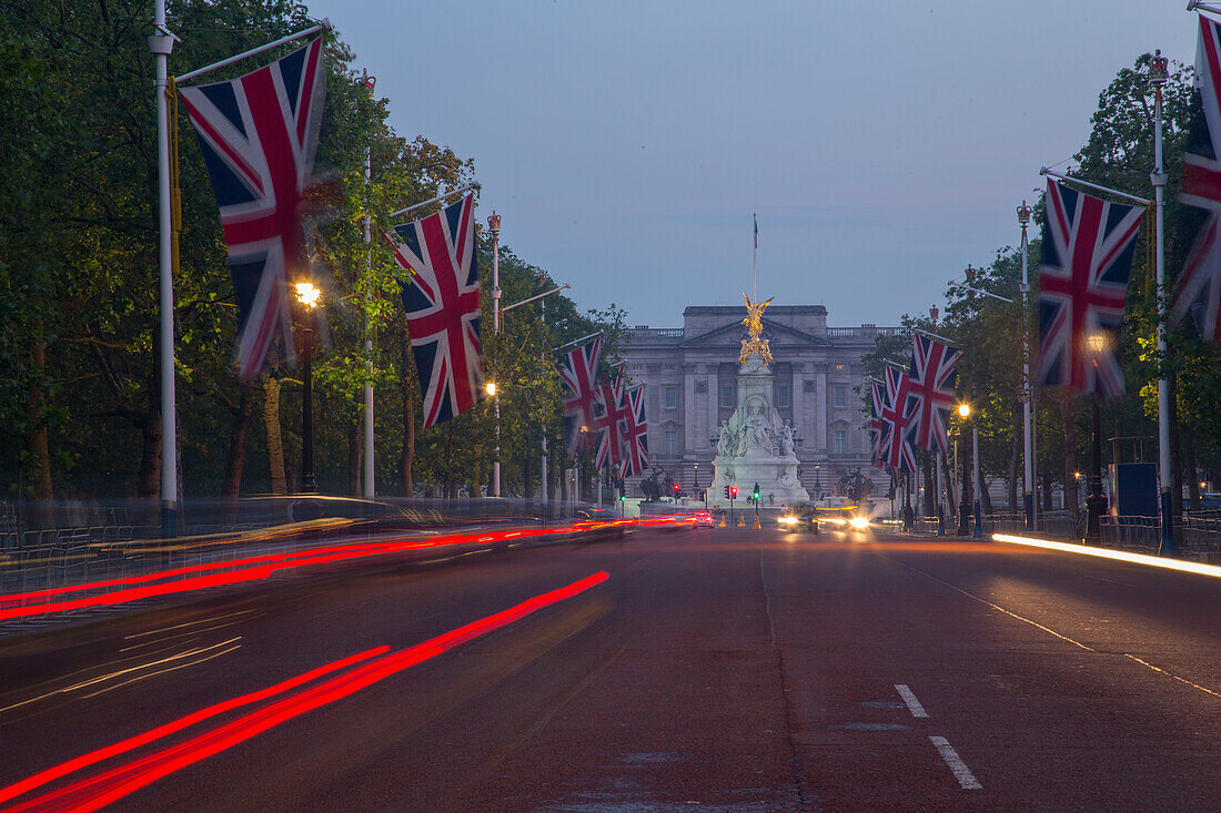 Union Jacks auf der Mall, Buckingham Palace, London, England, Großbritannien, Europa