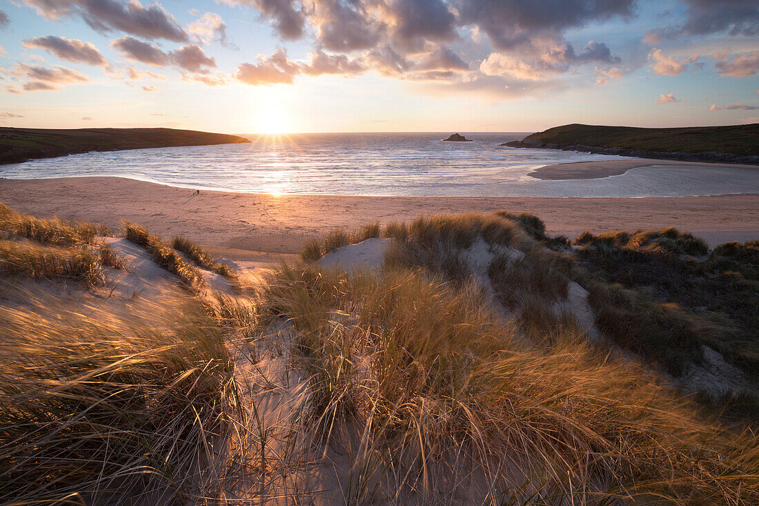 Ribbed Sand und Sanddünen bei Sonnenuntergang, Crantock Beach, Crantock, in der Nähe von Newquay, Cornwall, England, Großbritannien, Europa