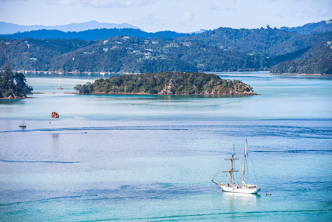 Segelboot in der Bucht von Inseln gesehen von Russell, Northland Region, Nordinsel, Neuseeland, Pazifik