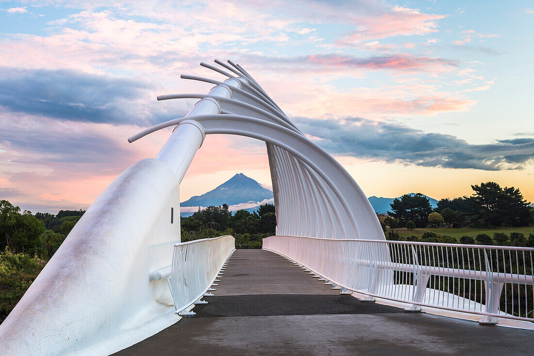 Te Rewa Rewa Brücke bei Sonnenuntergang mit Mount Taranaki (Mount Egmont) hinter, Taranaki Region, Nordinsel, Neuseeland, Pazifik
