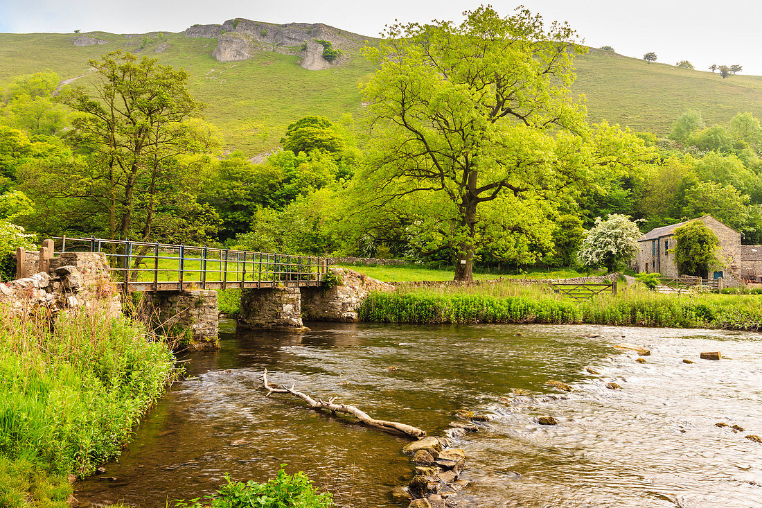 Brücke über den Fluss Wye, Stein Bauernhäuser, Monsal Dale, spektakuläre Kalkstein Landschaft, Peak District, Derbyshire, England, Großbritannien, Europa