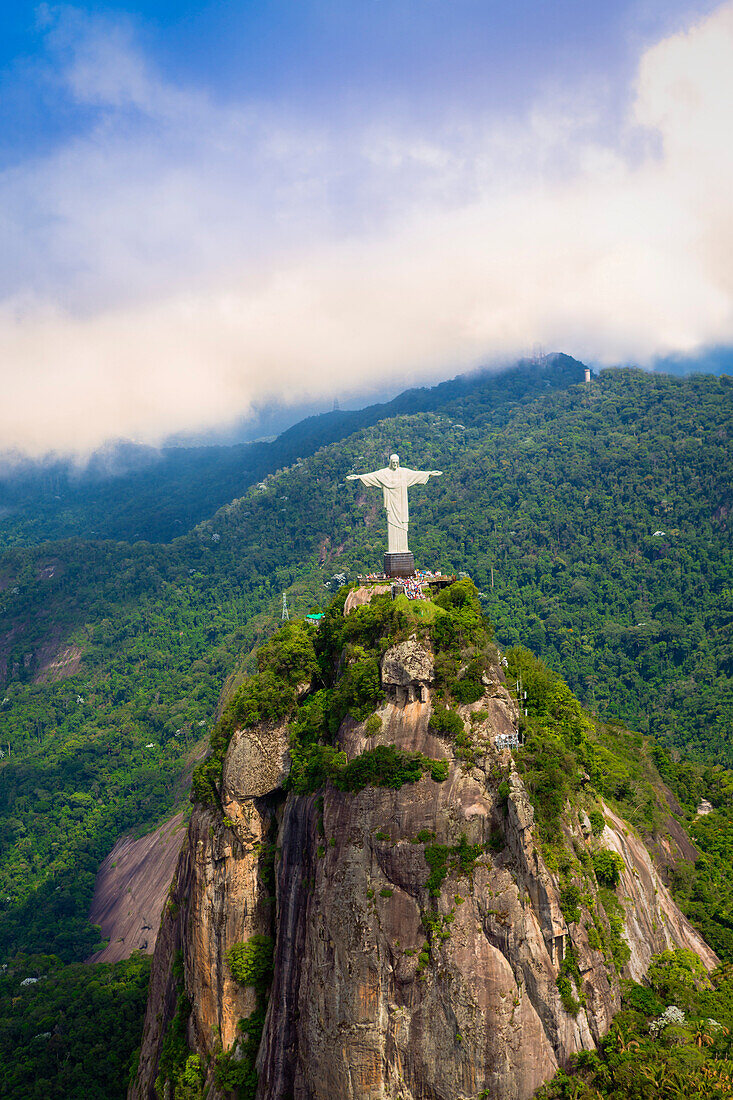 Blick auf die Christusstatue (Cristo Redactor) auf Corcovado mit Tijuca Nationalpark hinter, Rio de Janeiro, Brasilien, Südamerika