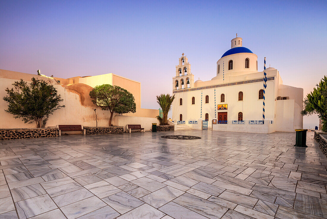 Die heilige orthodoxe Kirche von Panagia mit den Farben weiß und blau die Ikonen von Griechenland, Oia, Santorini, Kykladen, griechische Inseln, Griechenland, Europa