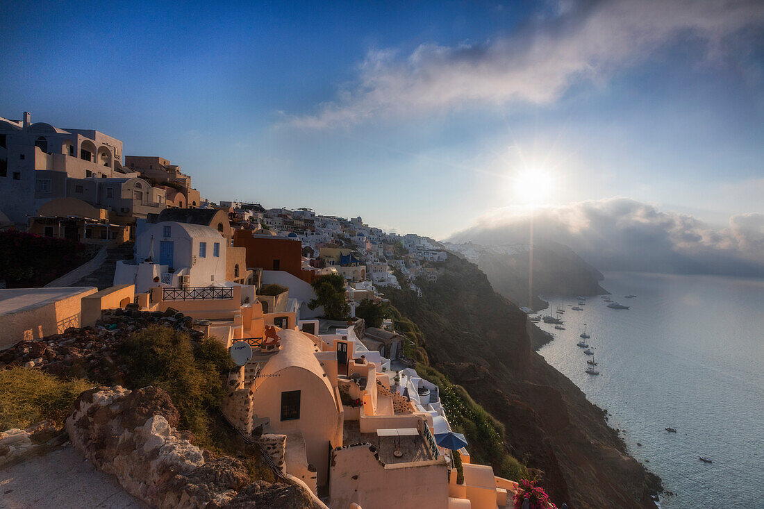 Sonnenstrahl durch die Wolken über die Ägäis aus dem typischen Dorf Oia, Santorini, Kykladen, griechische Inseln, Griechenland, Europa