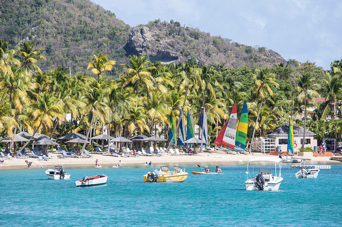 Wassersport und Sonnenliegen für Unterhaltung und Entspannung, Carlisle, Morris Bay, Antigua und Barbuda, Leeward Inseln, Westindische Inseln, Karibik, Mittelamerika