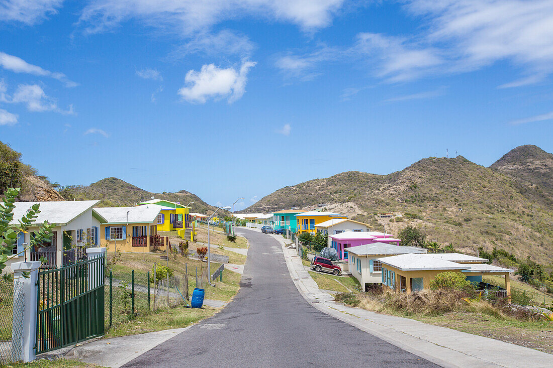 Bunte Häuser eines Dorfes an einem sonnigen Frühling, Montserrat, Leeward Inseln, Kleine Antillen, Westindische Inseln, Karibik, Mittelamerika