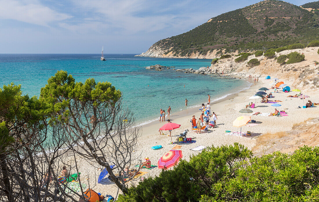 Mediterrane Vegetation Frames der Strand und das türkisblaue Meer von Porto Sa Ruxi, Villasimius, Cagliari, Sardinien, Italien, Mittelmeer, Europa