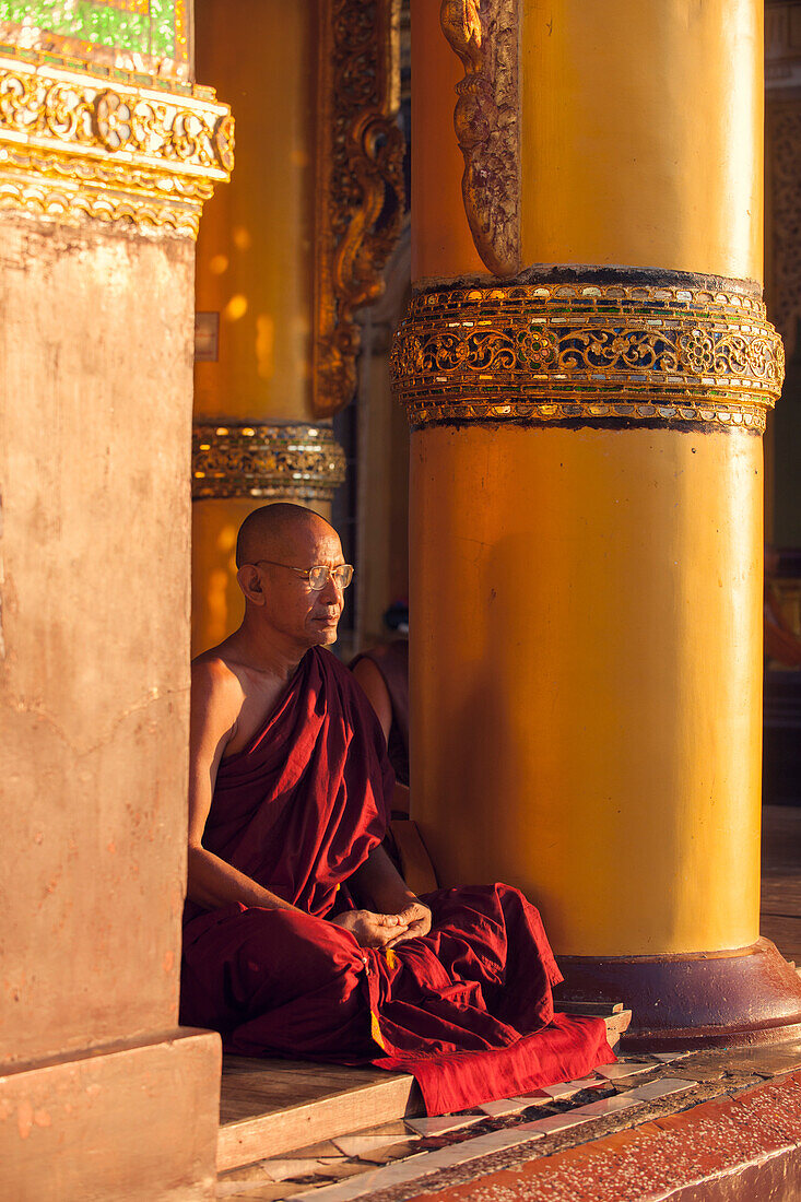 Mönch meditiert in der Shwedagon-Pagode, Yangon (Rangun), Myanmar (Burma), Asien