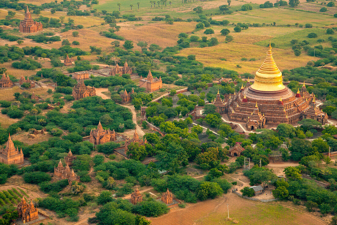 Luftaufnahme der antiken Stadt Bagan, wo mehr als 2200 alte Tempel von den ursprünglichen 10000, Bagan (Pagan), Myanmar (Burma), Asien bleiben