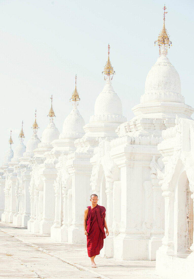 Das größte Buch der Welt, in Stein gesetzt, auf dem Gelände der Kuthodaw Pagode am Fuße des Mandalay Hügels, Myanmar (Burma), Asien