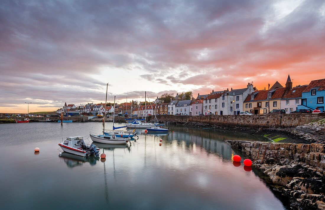 Segelboote bei Sonnenuntergang im Hafen von St. Monans, Fife, Ost Neuk, Schottland, Großbritannien, Europa