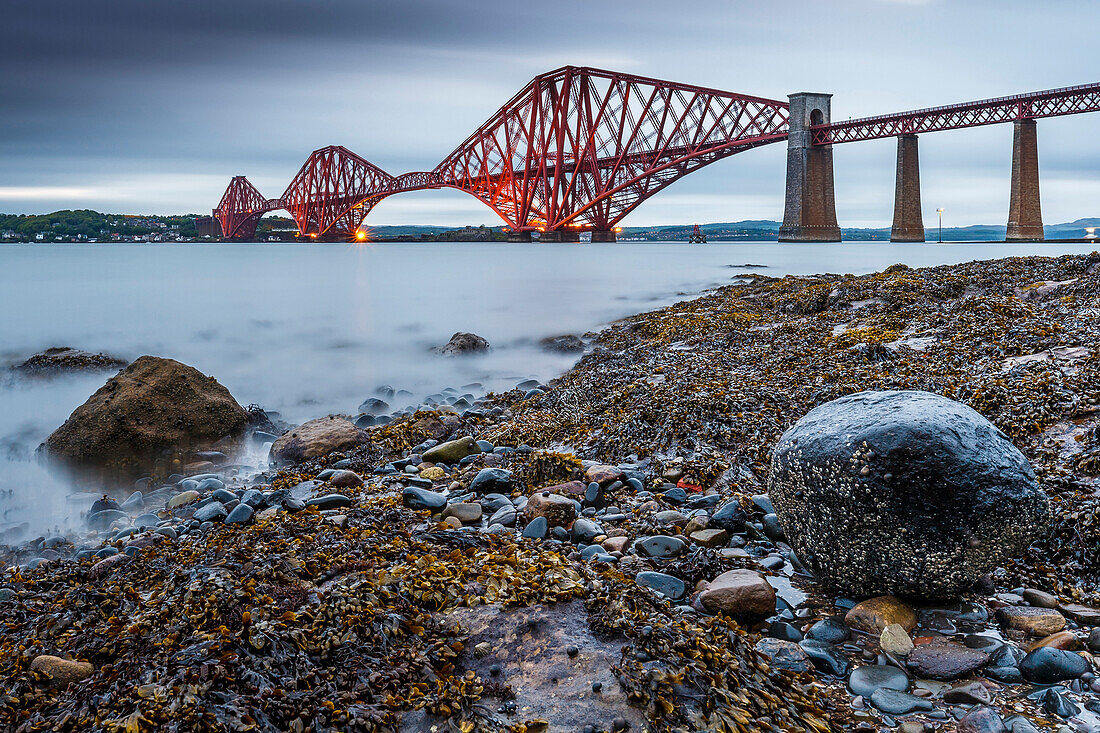 Erstes Licht über die Forth Rail Bridge, das UNESCO-Weltkulturerbe und der Firth of Forth, South Queensferry, Edinburgh, Lothian, Schottland, Großbritannien, Europa