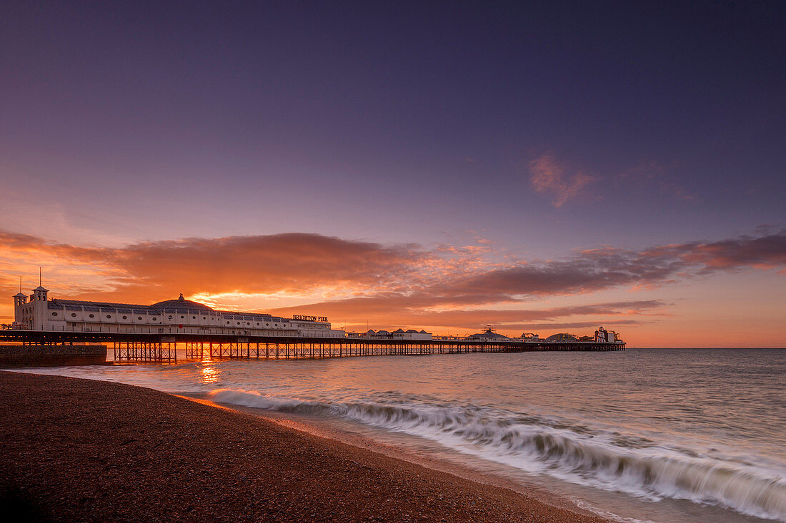 Brighton Pier und Strand bei Sonnenaufgang, Brighton, East Sussex, Sussex, England, Großbritannien, Europa