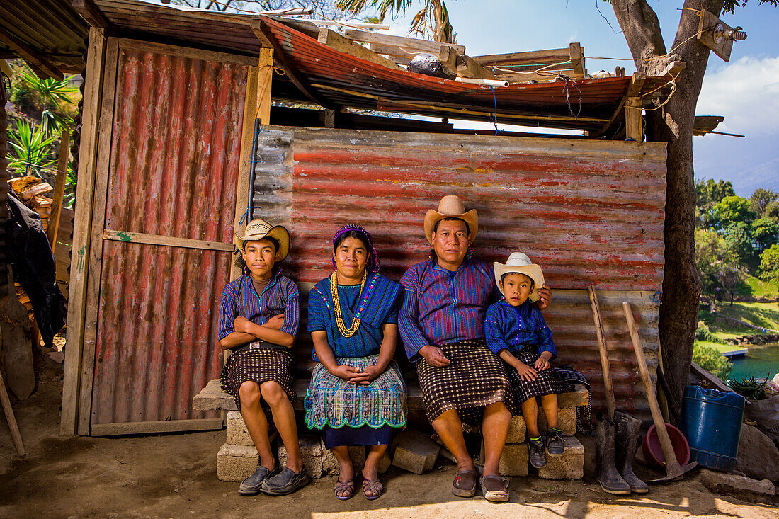 Maya Familienporträt, See Atitlan, Guatemala, Mittelamerika