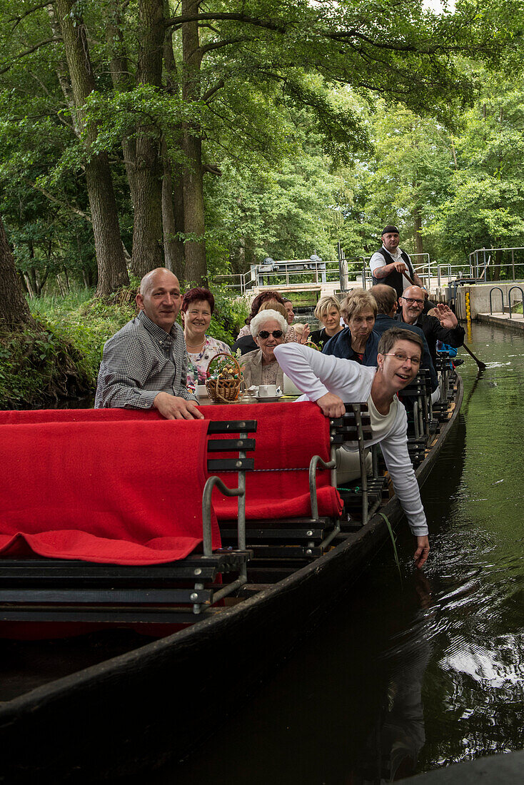 Kahnfahrt im Spreewald, Familienausflug, Urlaub, Sommer, Ferien, Spreewald, Oberspreewald, Brandenburg, Deutschland