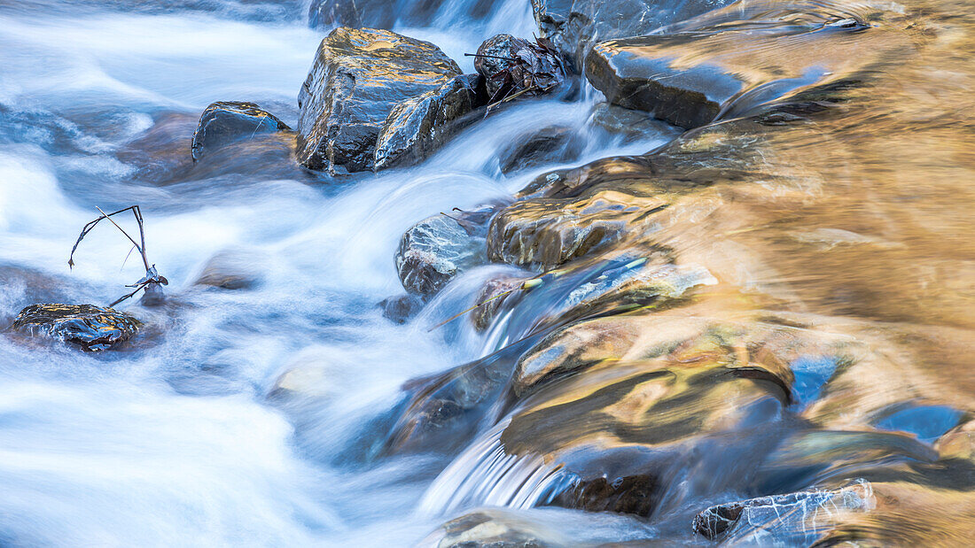 Flusslandschaft mit Steinufer, Tobel, Spielmannsau, Wassertobel, Stromschnelle, Eiswasser, Spiegelung, Wintersonne, Allgäu, Oberallgäu, Oberstdorf, Deutschland