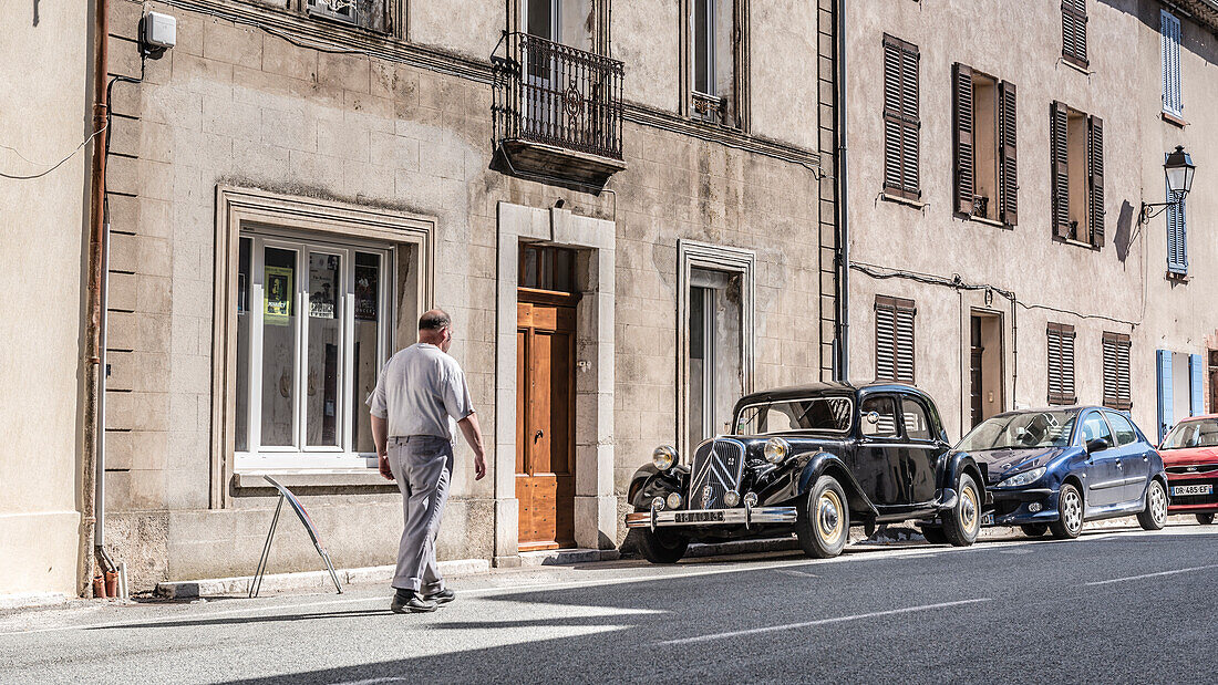 Altes Dorf mit Oldtimer, Route des Crêtes, Vogesen, Provence-Alpes-Côte d’Azur, Frankreich