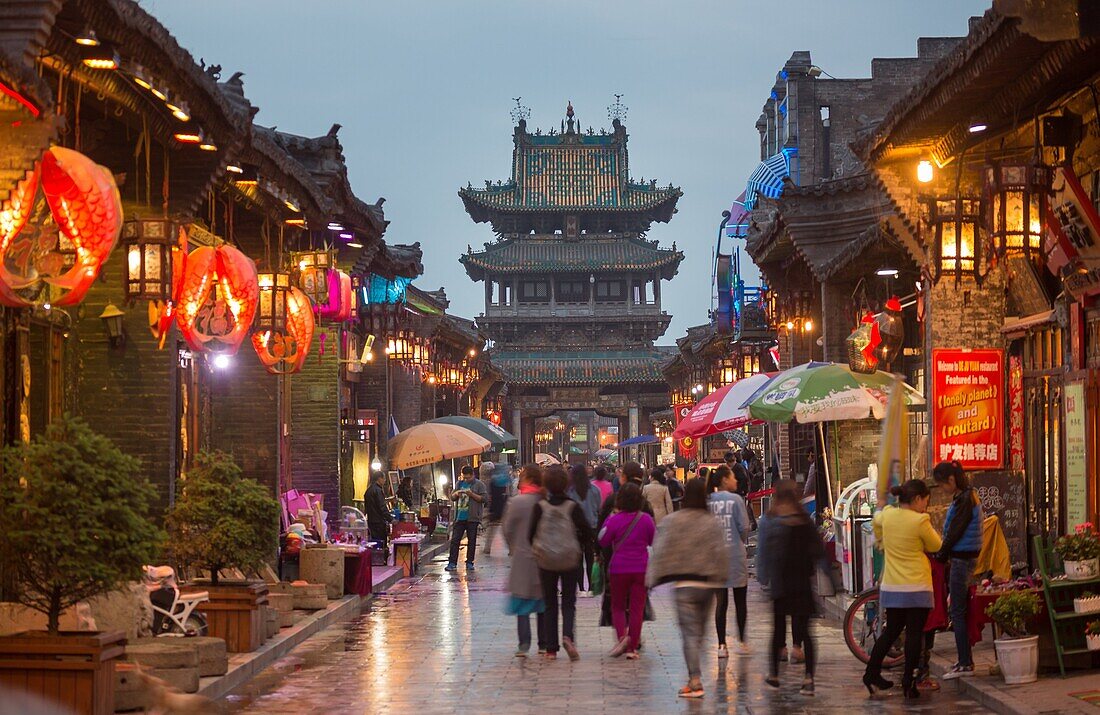 China, Provinz Shanxi, Stadt Pingyao (W. H.), Südstraße, Marktturm.