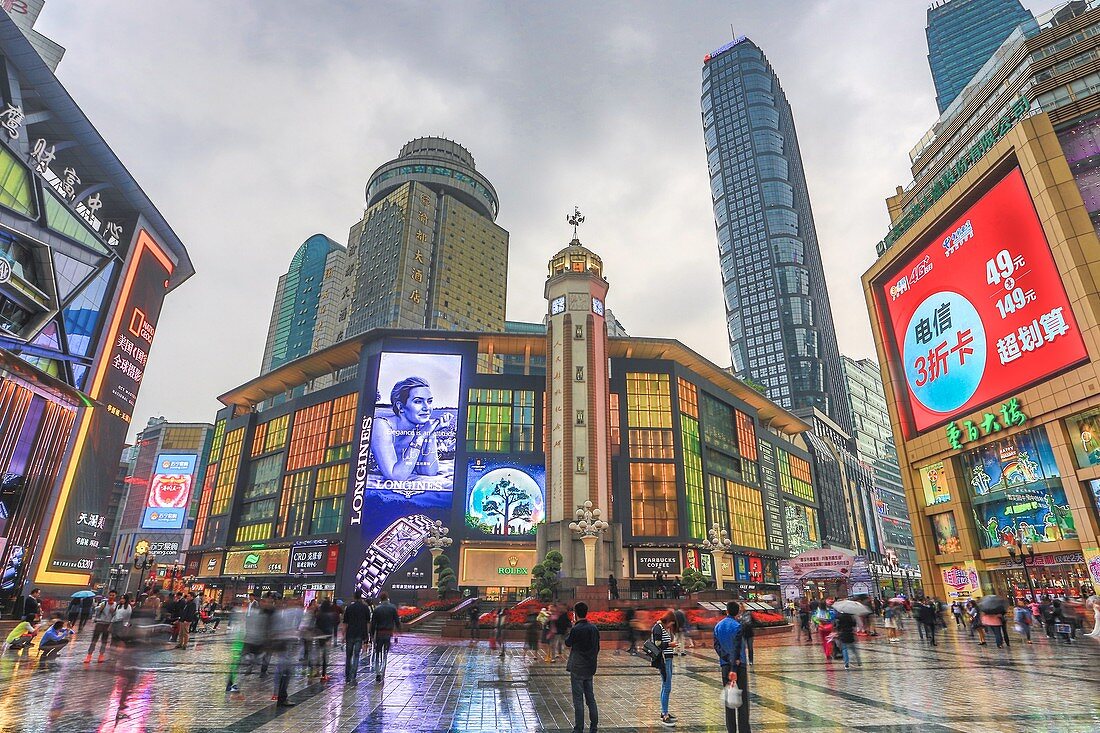 China, Chongqin Stadt, Bezirk Jiefangbei, Central Plaza, Times Square, Liberatiom Monument.