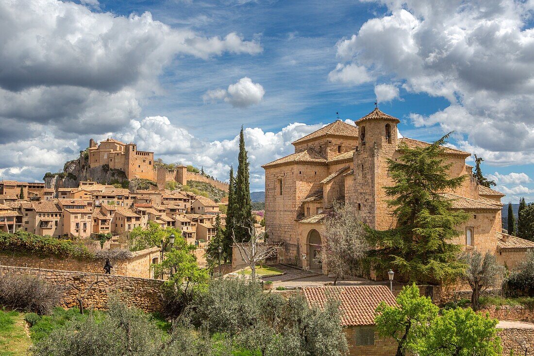Spanien, Provinz Huesca, Stadt Alquezar, Kirche San Miguel und Santa Maria Colegiata.