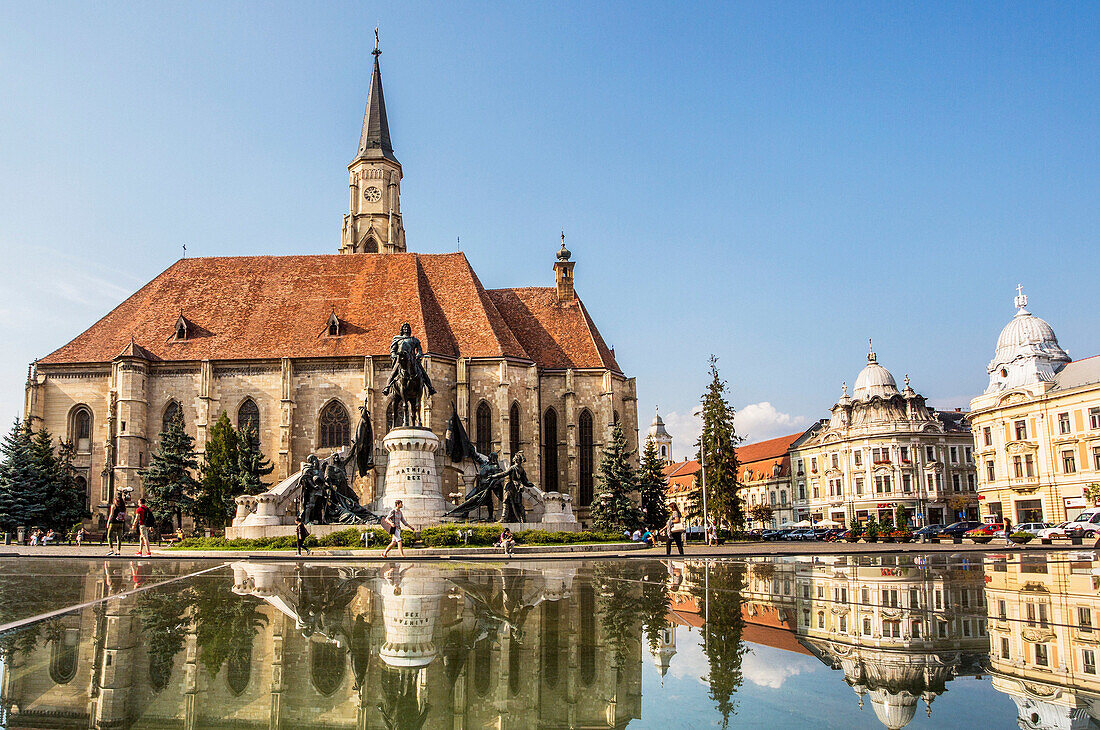 Rumänien, Transilvania, Stadt Cluj Napoca, Mathia Rex Monument, St. Michaels Kirche, Unirii Platz.
