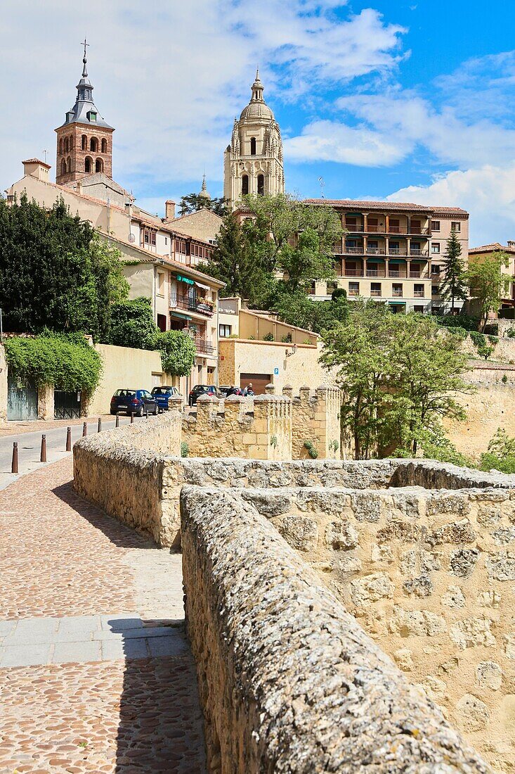 Ronda de Don Juan II und Stadtmauer, Segovia, Kastilien-León, Spanien, Europa