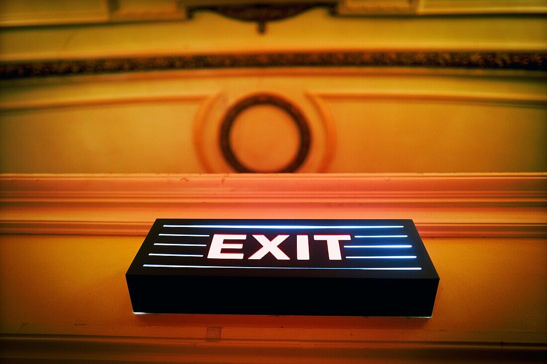 Nahaufnahme eines 'EXIT' Zeichen im Kino. London, England