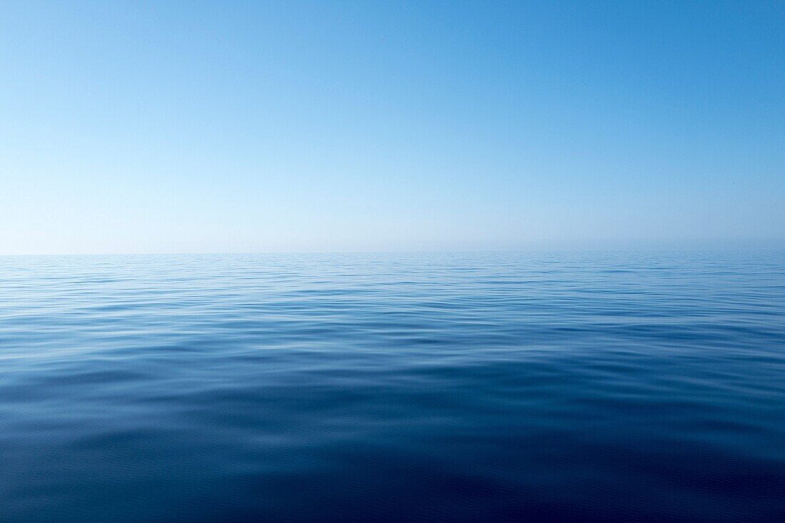 Horizont über Wasser, blauer Himmel und ruhiges Wasser. Mittelmeer, in der Nähe von Balearen