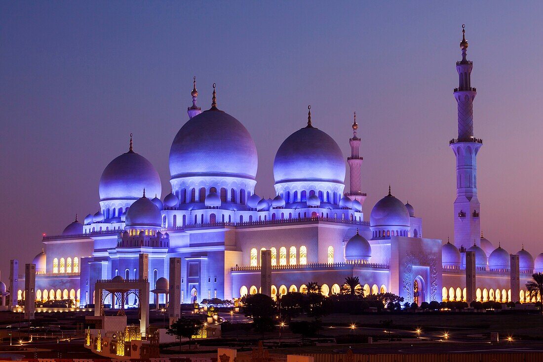 UAE, Abu Dhabi, Sheikh Zayed bin Sultan Mosque, exterior, dawn.