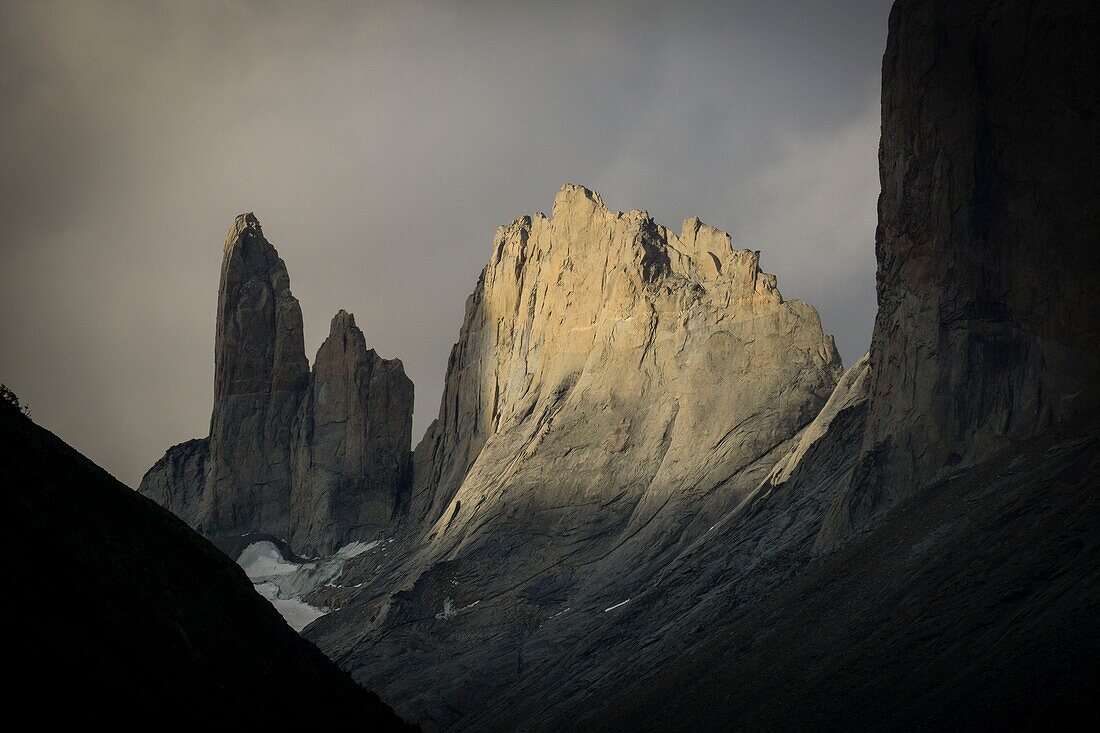 Chile, Patagonien, Torres del Paine National Park, Valle del Frances in der Abenddämmerung