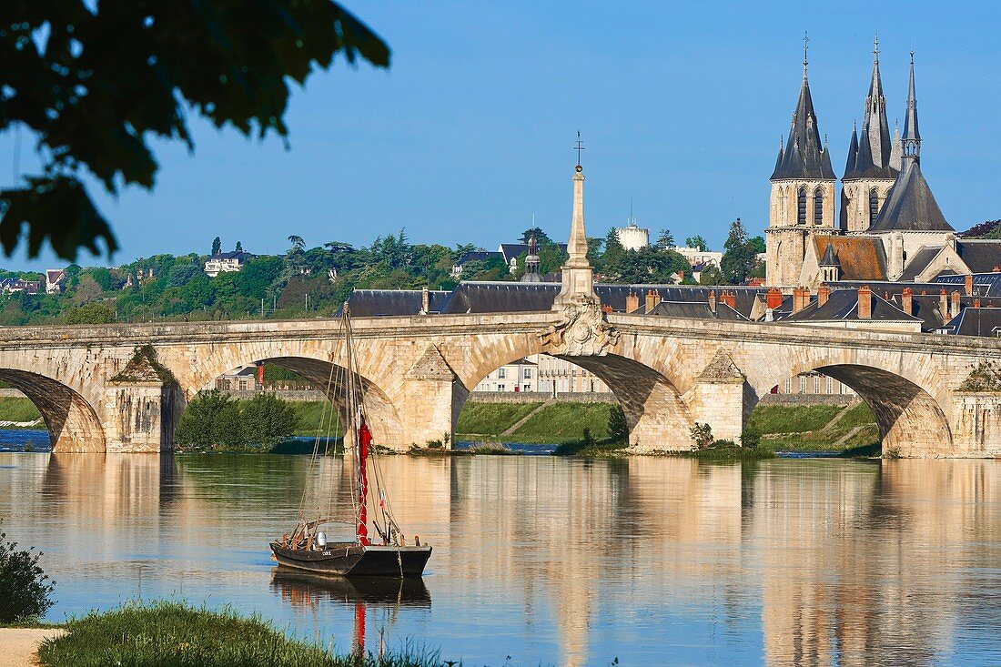 Blois, Loire River, Traditional Boat, Saint Nicolas Church, Jacques Gabriel Bridge, Pont Jacques Gabriel, Loire et Cher, Pays de la Loire, Loire Valley, UNESCO World Heritage Site, France.