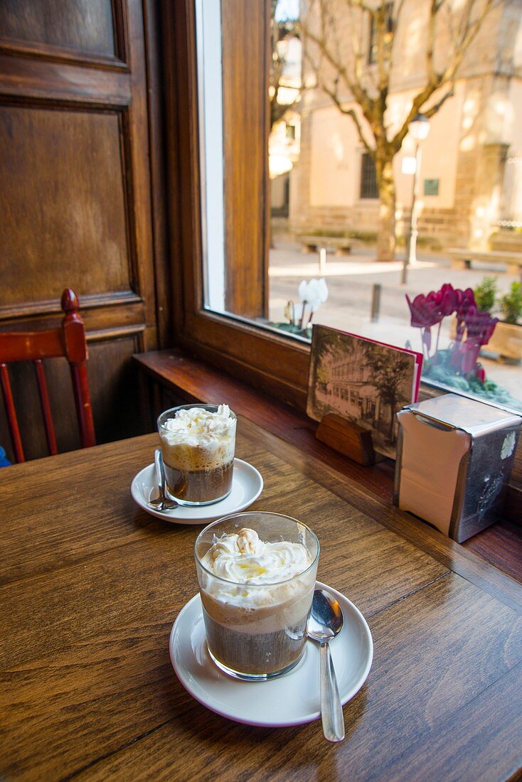 Zwei irische Kaffees in einem traditionellen Cafe. San Lorenzo del Escorial, Provinz Madrid, Spanien.